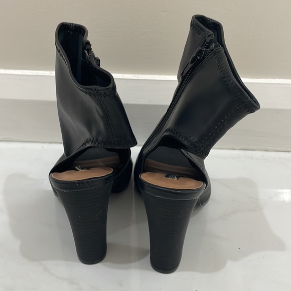 Black ankle with open toe and heel boots/heels size 6 - Picture 3 of 4